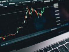 How to trade forex with Silver Peak Markets: A step-by-step guide for beginners A laptop with a graph on the screen