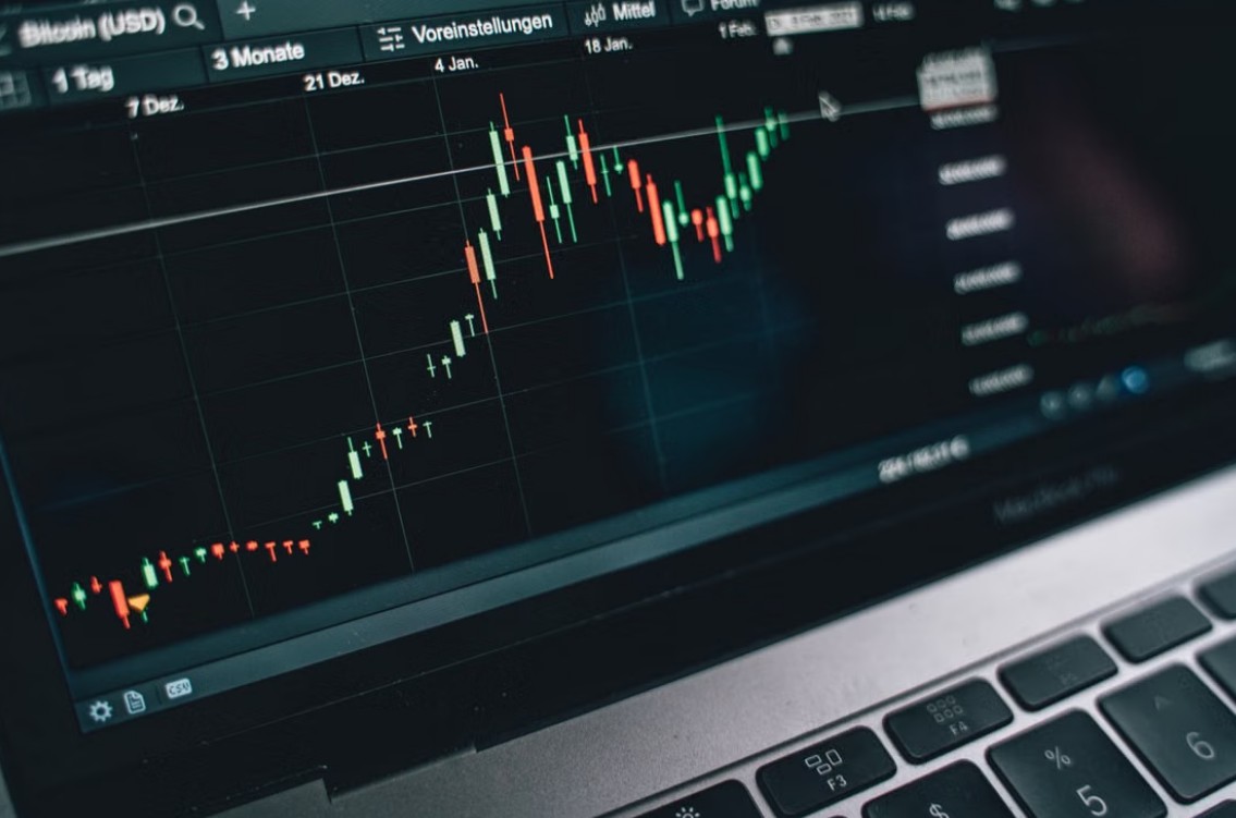 How to trade forex with Silver Peak Markets A laptop with a graph on the screen